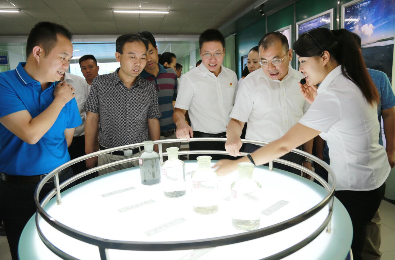 1584690952711617.jpg 2016年9月,时任湖南省怀化市委常委、组织部部长,现任郴州市市委常委、组织部部长江波莅临万搏电子(中国)官方网站视察.JPG