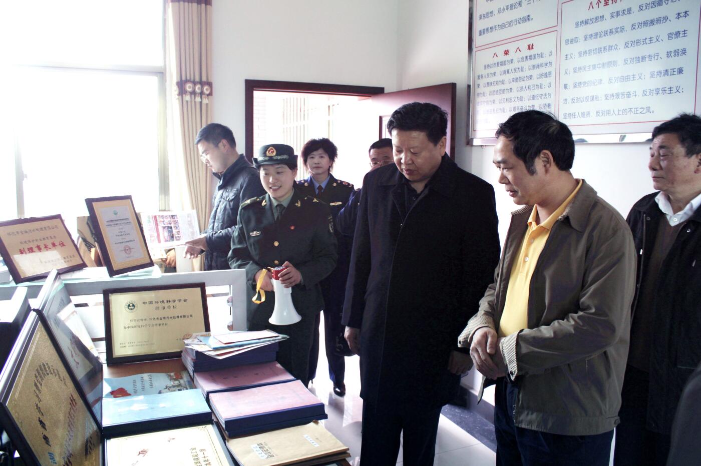 1584690524303877.jpg 2011年3月,国家工商局总局个体司司长李玉家受中央组织部委托视察万搏电子(中国)官方网站党建工作.JPG