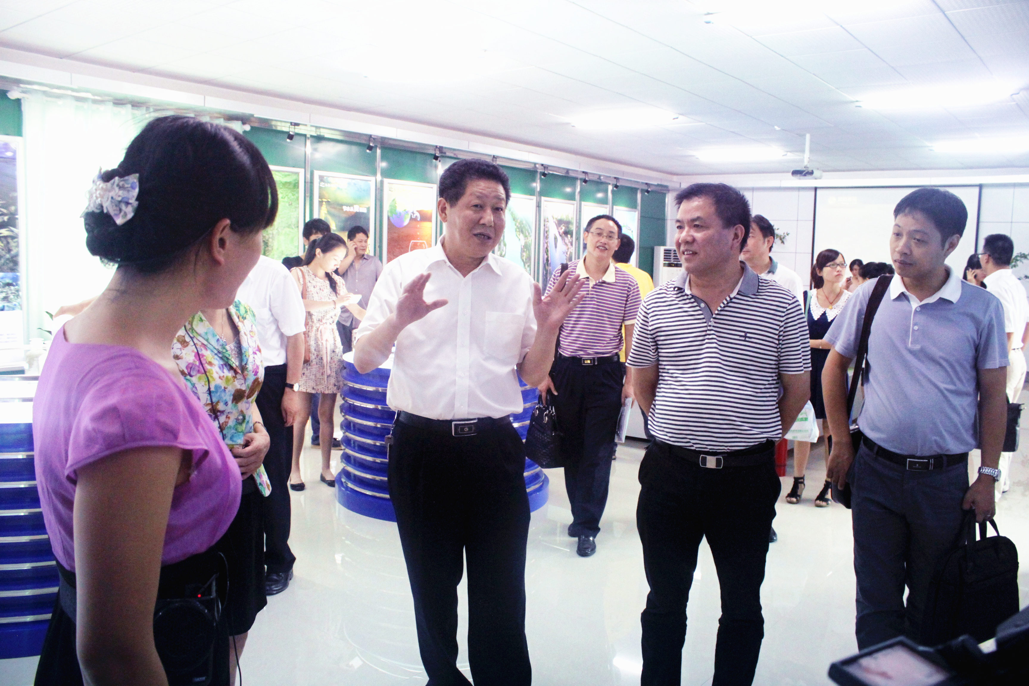 2012年8月，省委宣传部纪检组长肖君华在时任市委常委，宣传部部长钱德喜的带领下莅临万搏电子(中国)官方网站视察.JPG