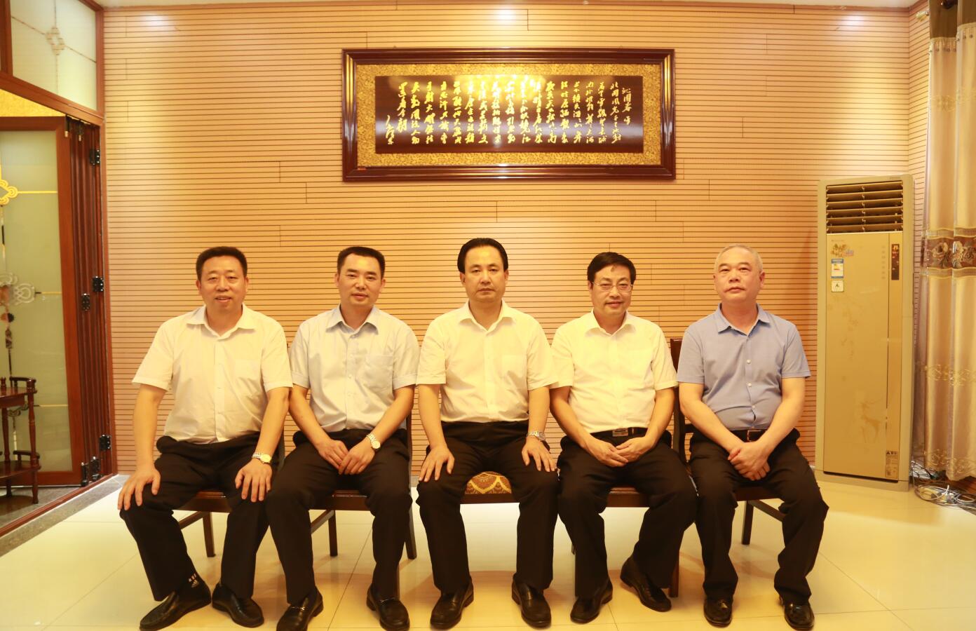 1584690973130297.jpg 2016年9月,时任市委常务副市长杨亲鹏等领导莅临万搏电子(中国)官方网站指导.JPG