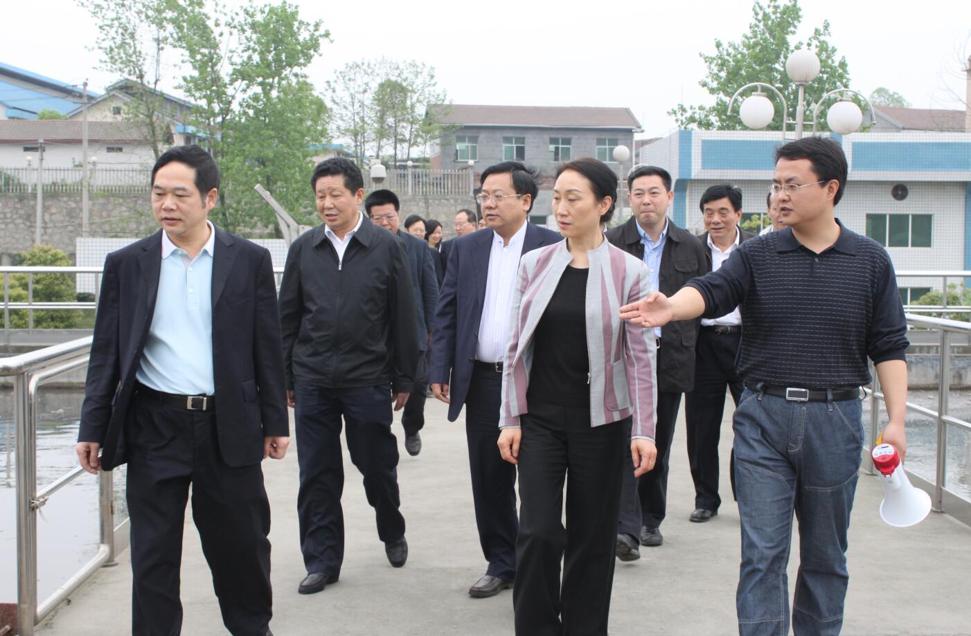 1584690583971219.jpg 2011年4月,省政协主席,时任省委常委、统战部部长李薇薇来万搏电子(中国)官方网站视察.JPG