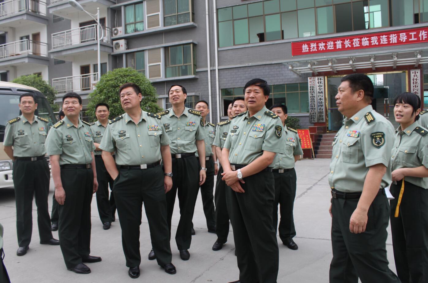 1584690621955742.jpg 2011年5月,广州军区副司令员王治民将军视察预备役建设.JPG