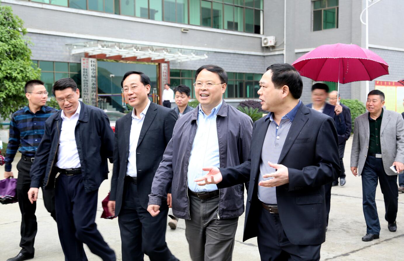 1584690899420428.jpg 2015年4月,省委常委副省长张剑飞莅临万搏电子(中国)官方网站视察.JPG