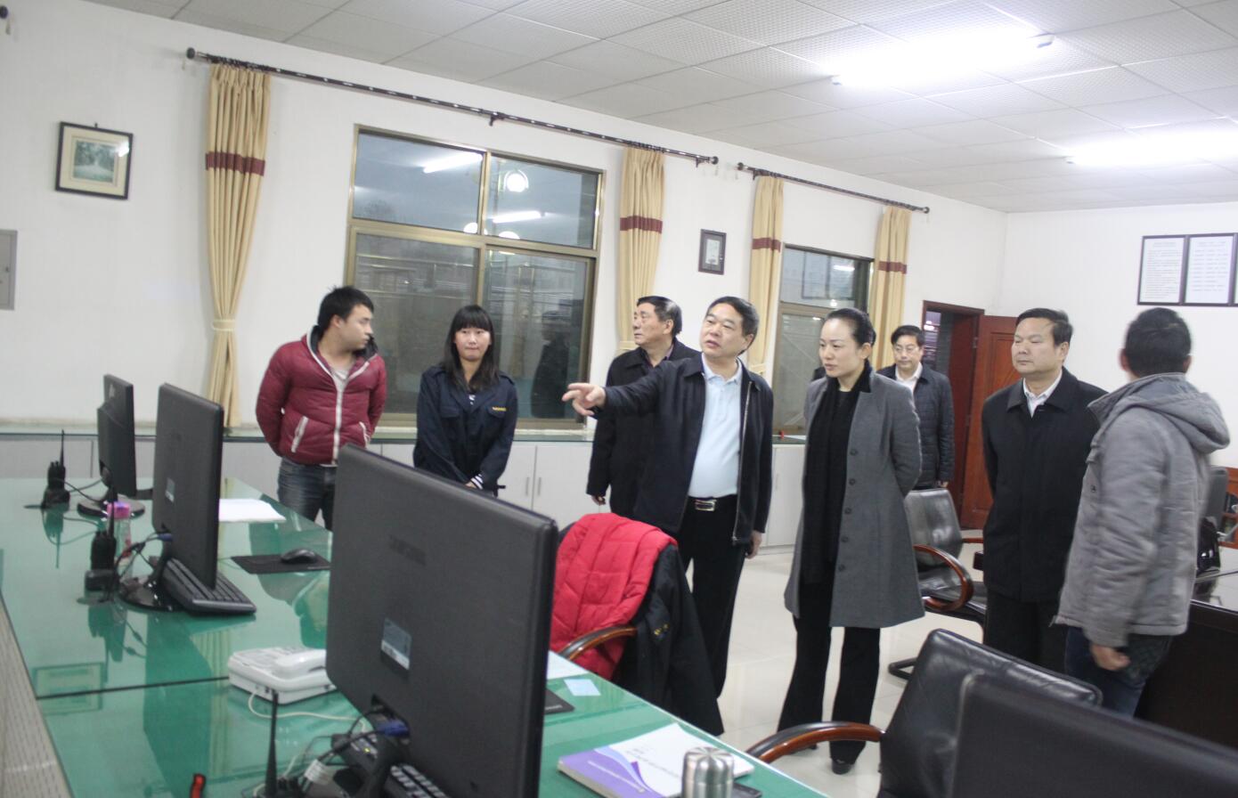 1584690878842932.jpg 2014年1月,时任怀化市市长李晖莅临万搏电子(中国)官方网站调研.JPG