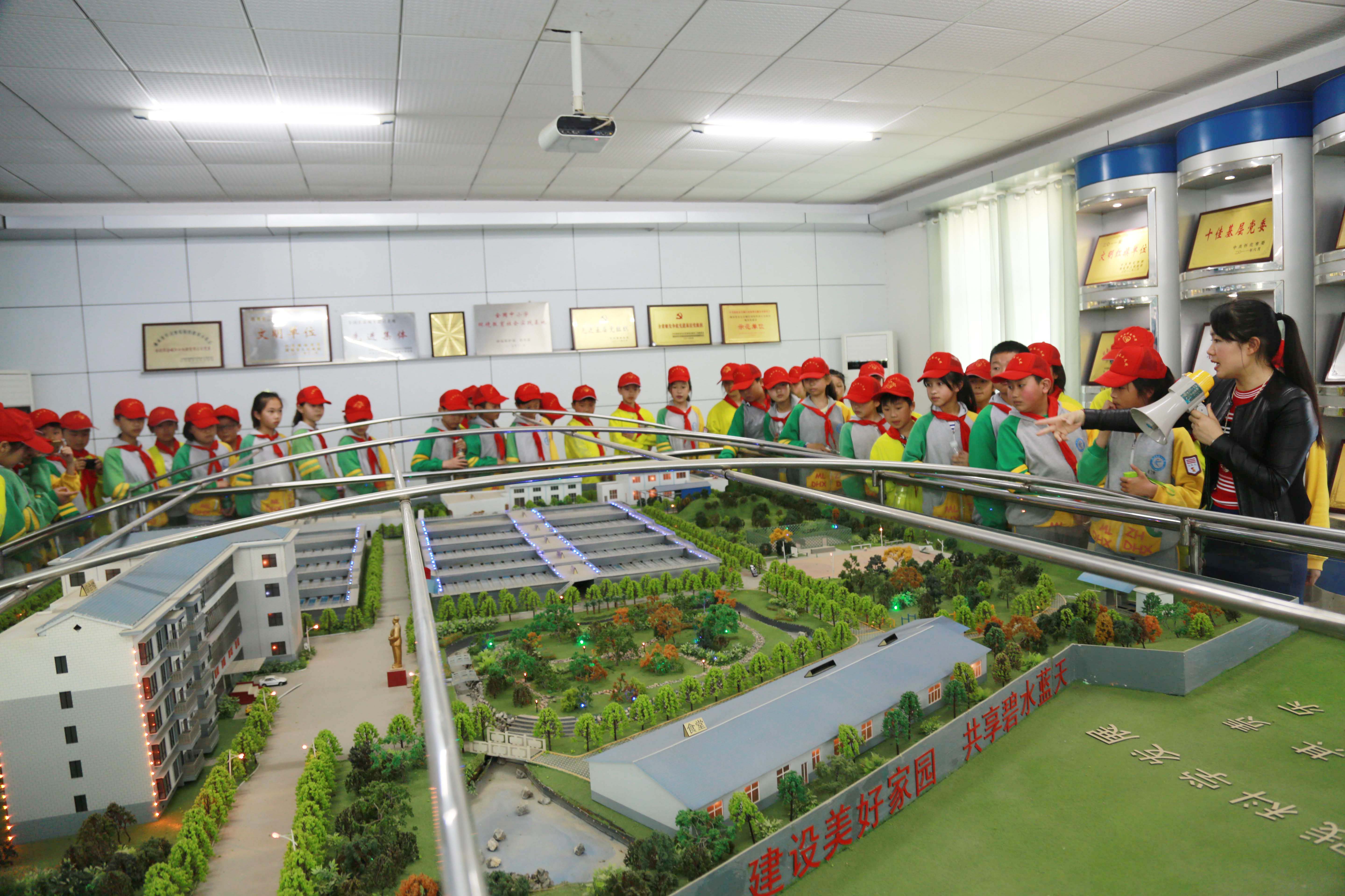城管进校园 宏宇小学参观市污水处理有限万搏电子(中国)官方网站.jpg