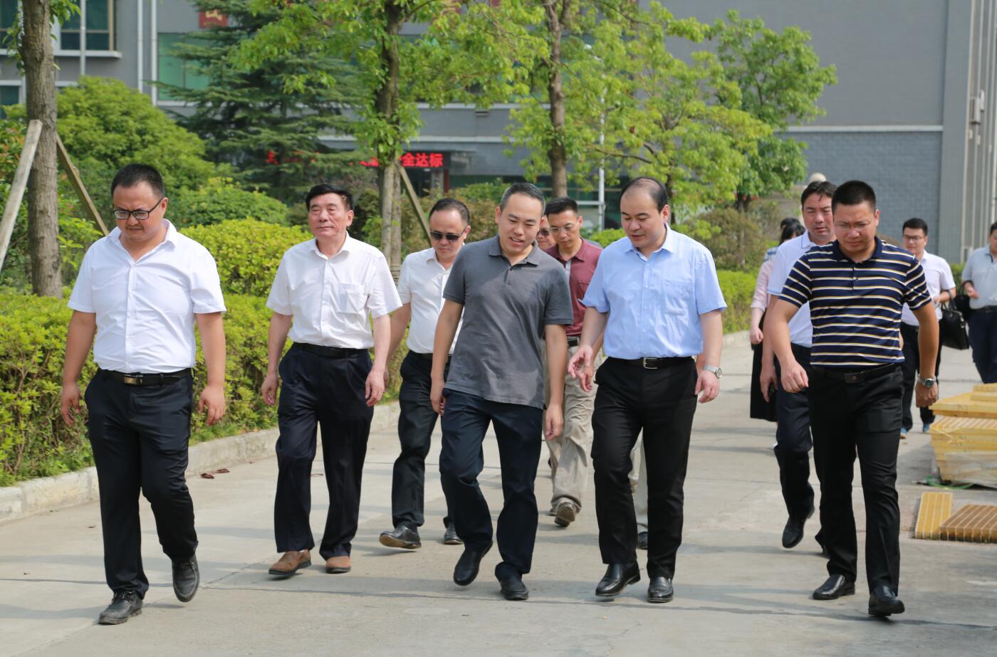 1584691379927321.jpg 2018年7月,市委常委副市长朱健一行莅临万搏电子(中国)官方网站指导.JPG